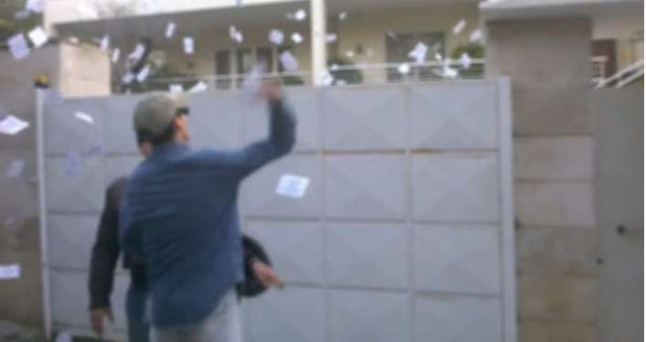 Φυλλάδια στην κατοικία της πρεσβευτή του Ισραήλ πέταξε (ανενόχλητος) ο «Ρουβίκωνας»