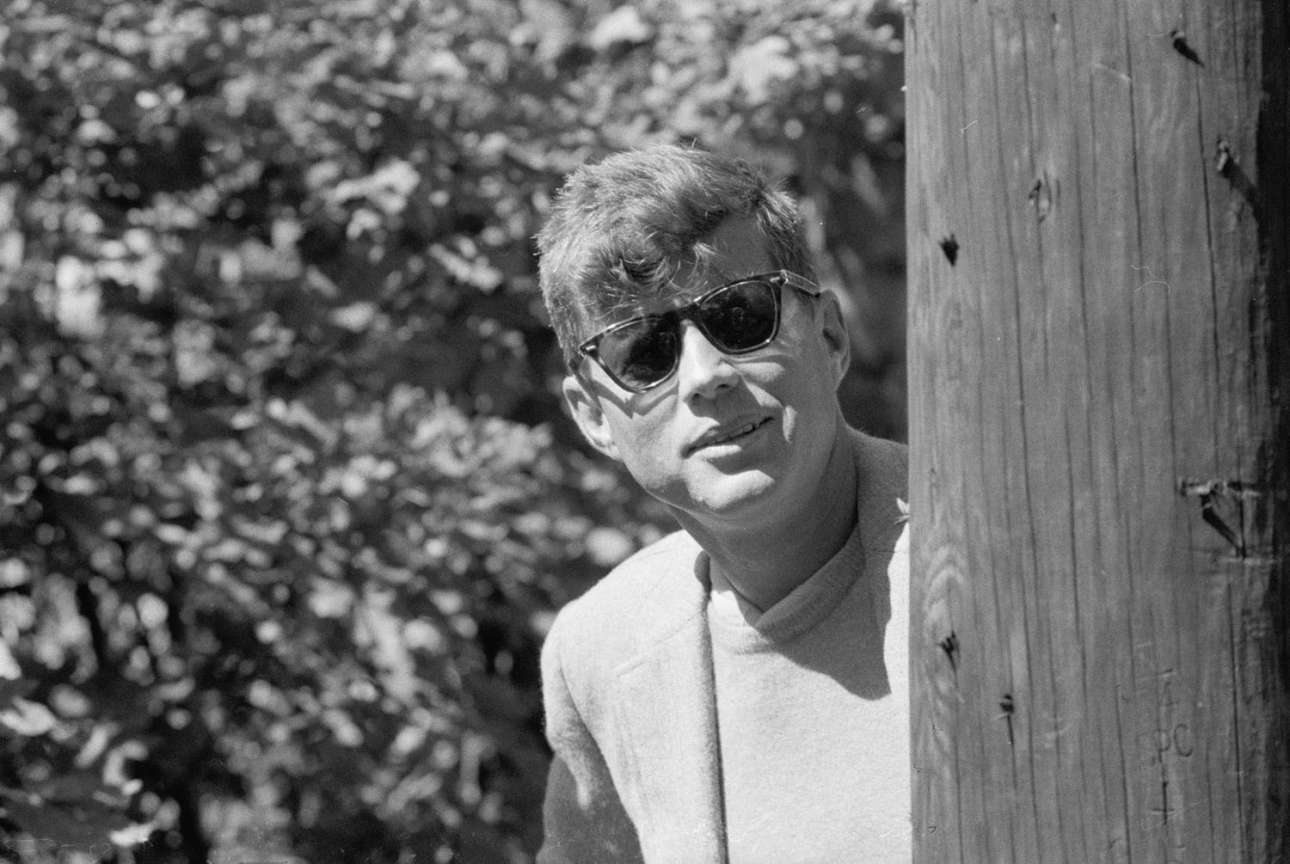 Ο Τζον Κένεντι με γυαλιά ηλίου, τον Σεπτέμβριο του 1957, τρία χρόνια προτού εκλεγεί Πρόεδρος των ΗΠΑ