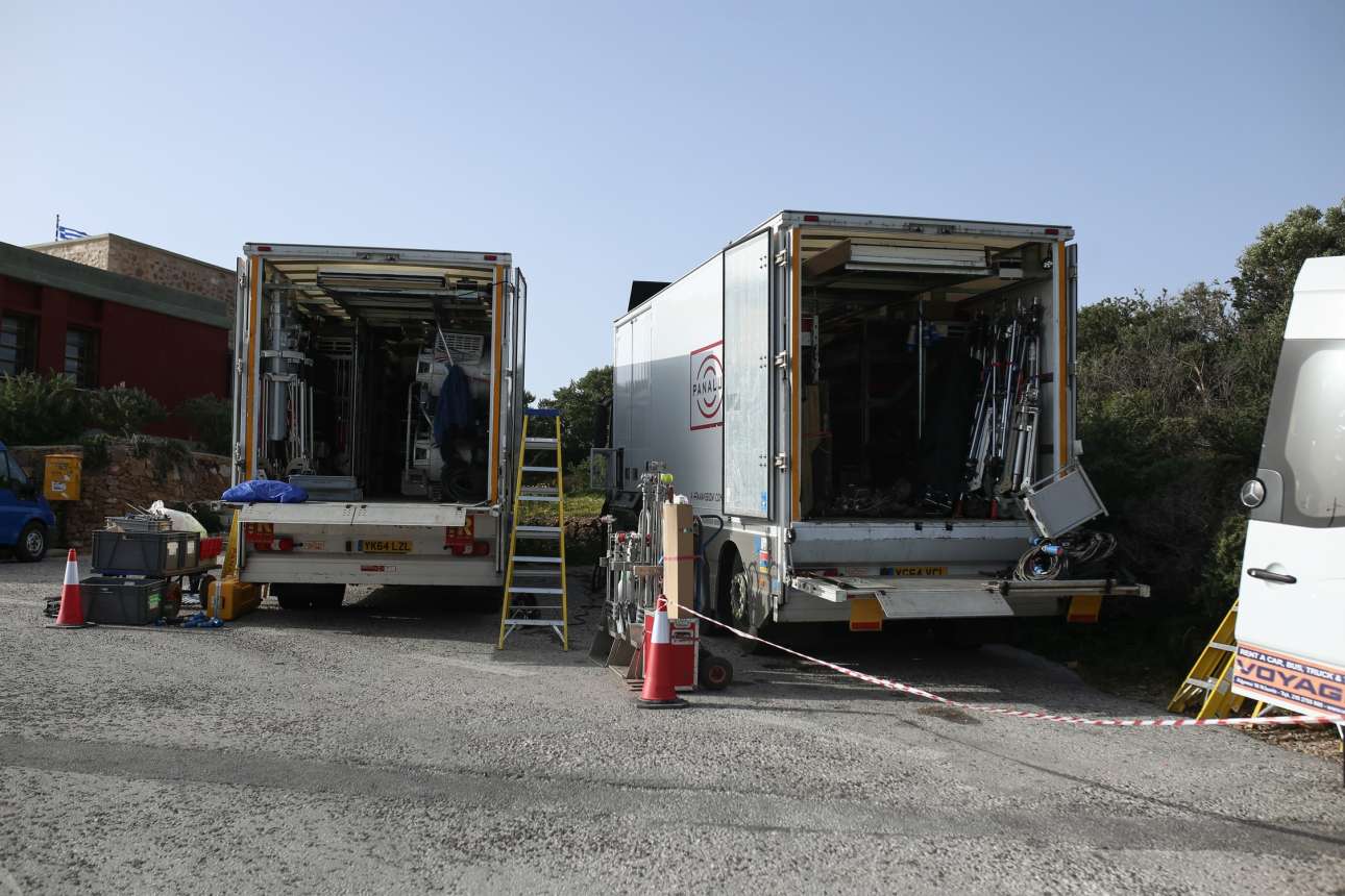 Πολλά φορτηγά μετέφεραν τον απαραίτητο εξοπλισμό στο Σούνιο