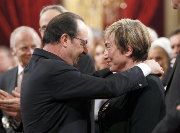 epa04626667 French President Francois Hollande (L) awards Bulgarian-French philosopher and writer Julia Kristeva with the Commander of the Legion d'honneur (French highest civil award) during a ceremony at the Elysee presidential palace in Paris, France, 18 February 2015. EPA/PATRICK KOVARIK / POOL