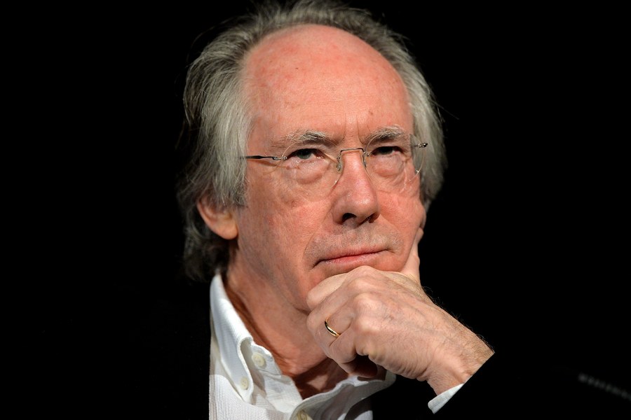 Ο Ιαν ΜακΓιούαν συναντά λάτρεις των βιβλίων του στην Αθήνα