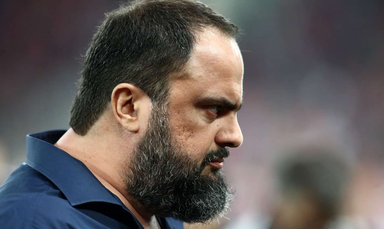 Πρόεδρε, διώξε και… τον καθρέφτη σου