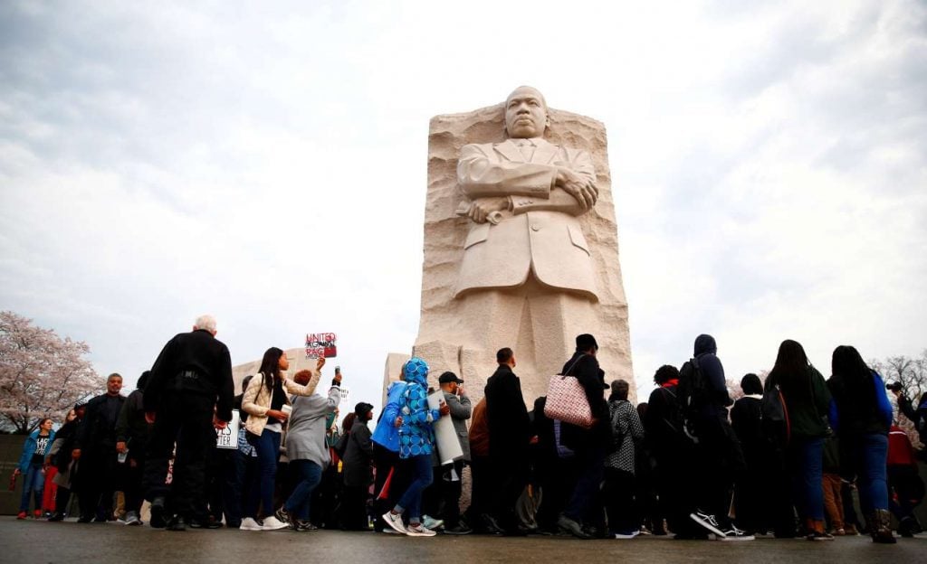 Πολίτες αποδίδουν φόρο τιμής στο άγαλμά του, στο Εθνικό Πάρκο