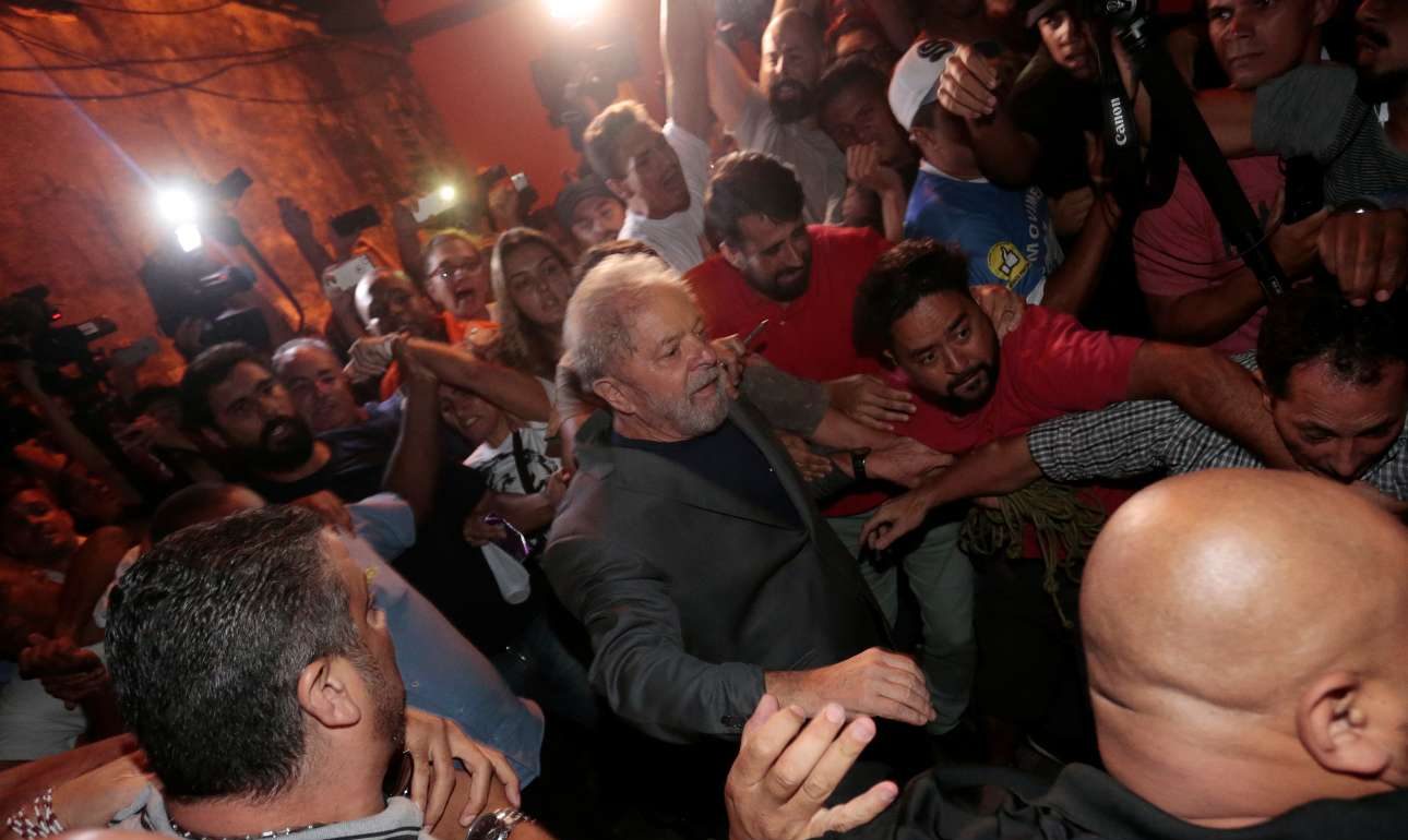 Βραζιλία: Παραδόθηκε για να φυλακιστεί ο Λούλα ντα Σίλβα