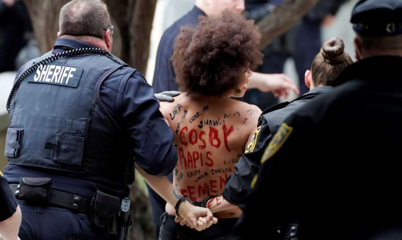 Επίθεση από γυμνόστηθη ακτιβίστρια στη δίκη του Μπιλ Κόσμπι [βίντεο]