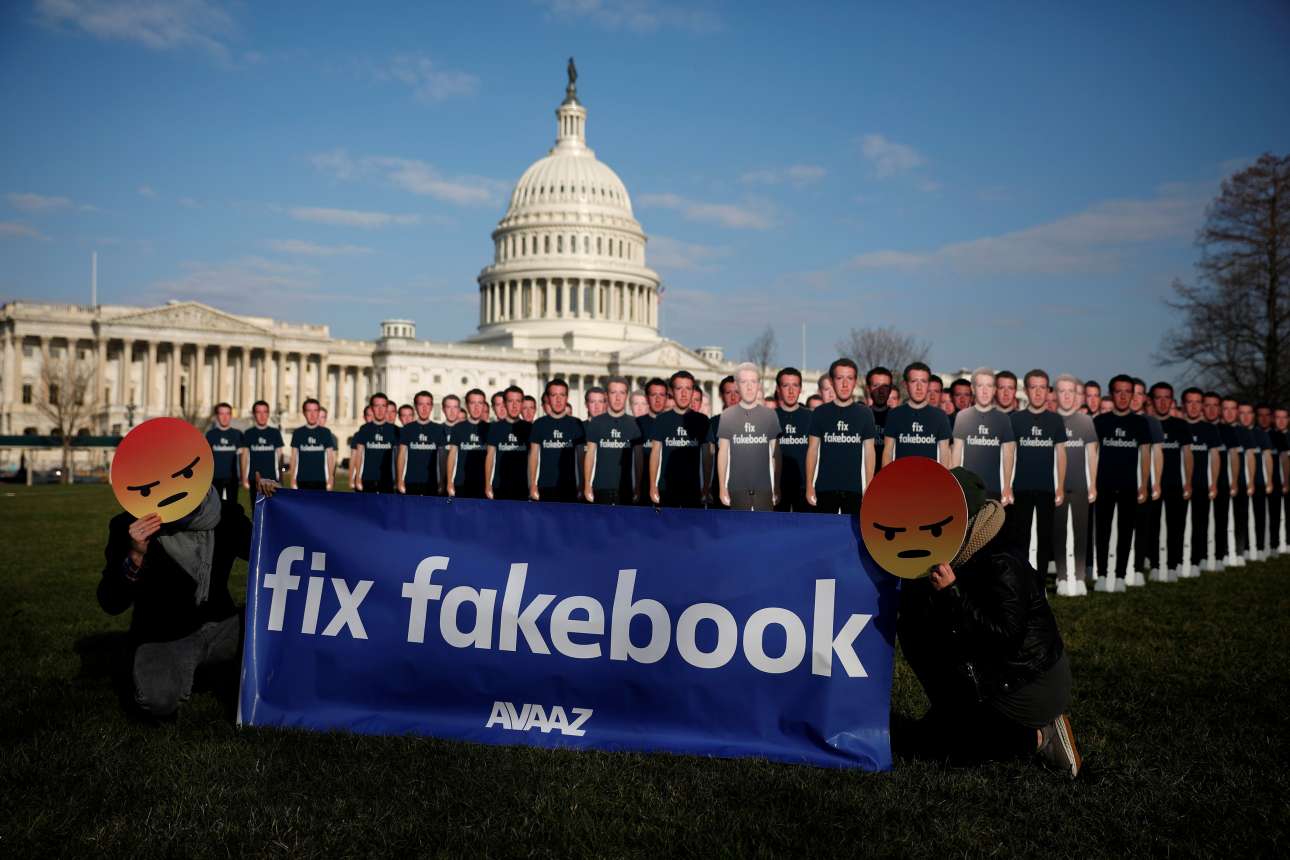 Διαδηλωτές έξω από το Κογκρέσο, ζητούν από τον Μαρκ να «επιδιορθώσει» το Facebook(REUTERS/Leah Millis)