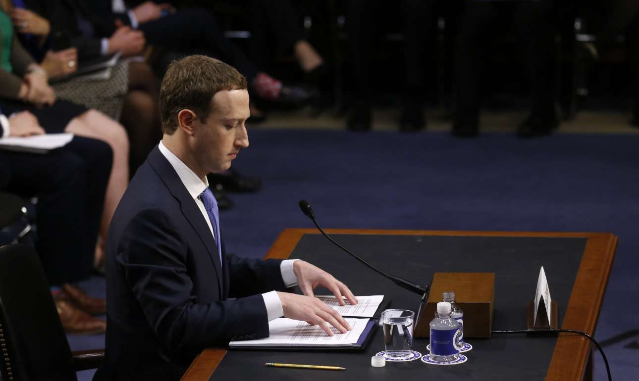 Το «σκονάκι» του Ζάκερμπεργκ με απαντήσεις για Κίνα, απολύσεις και Apple