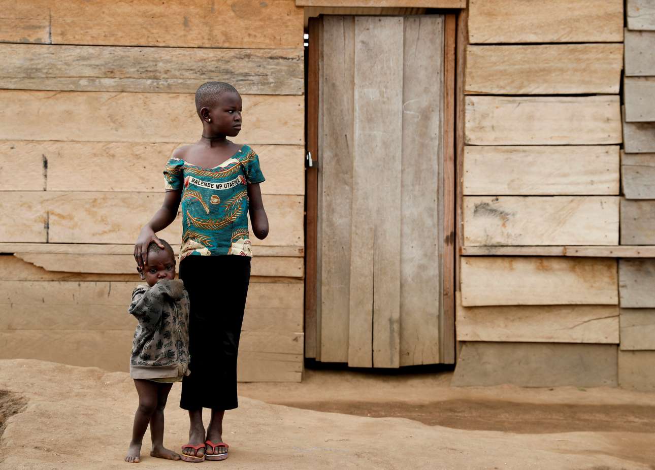 Δευτέρα, 16 Απριλίου, Κονγκό. Η Μάβε Γκρέις, 11 ετών, που έχασε τον βραχίονα του αριστερού χεριού της κατά τη διάρκεια εισβολής του στρατού στο χωριό της, προσέχει τον μικρό της αδερφό σε καταυλισμό εκτοπισμένων στην πόλη Μπούνια