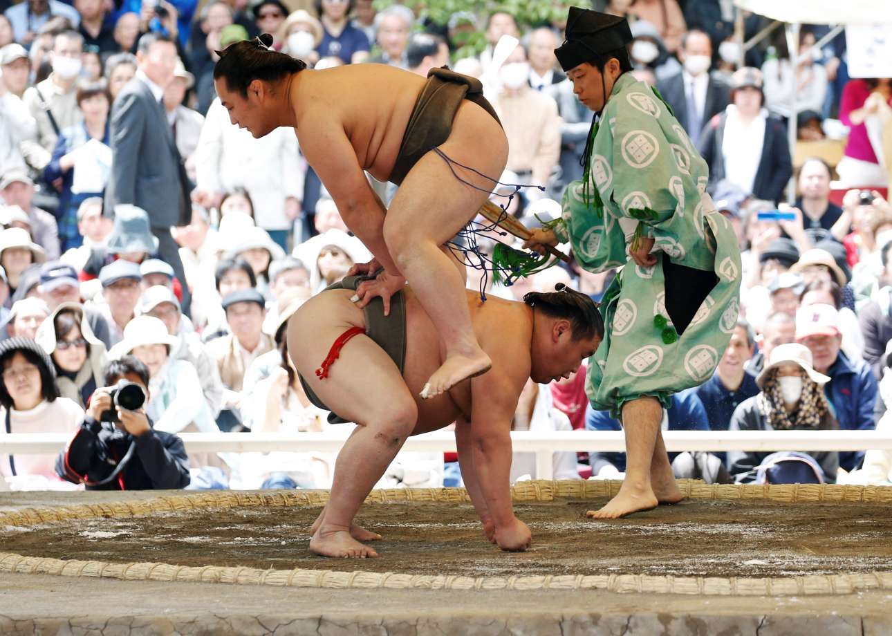 Δευτέρα, 16 Απριλίου, Ιαπωνία. Στιγμιότυπο από το ετήσιο τουρνουά σούμο που διεξάγεται στο Τόκιο
