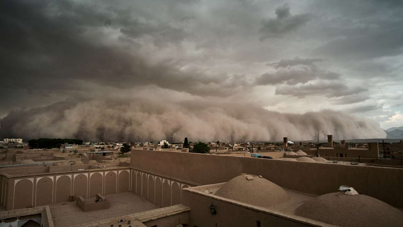 Τετάρτη, 18 Απριλίου, Ιράν. Τεράστια αμμοθύελλα «επιτίθεται» στην πόλη Γιαζντ