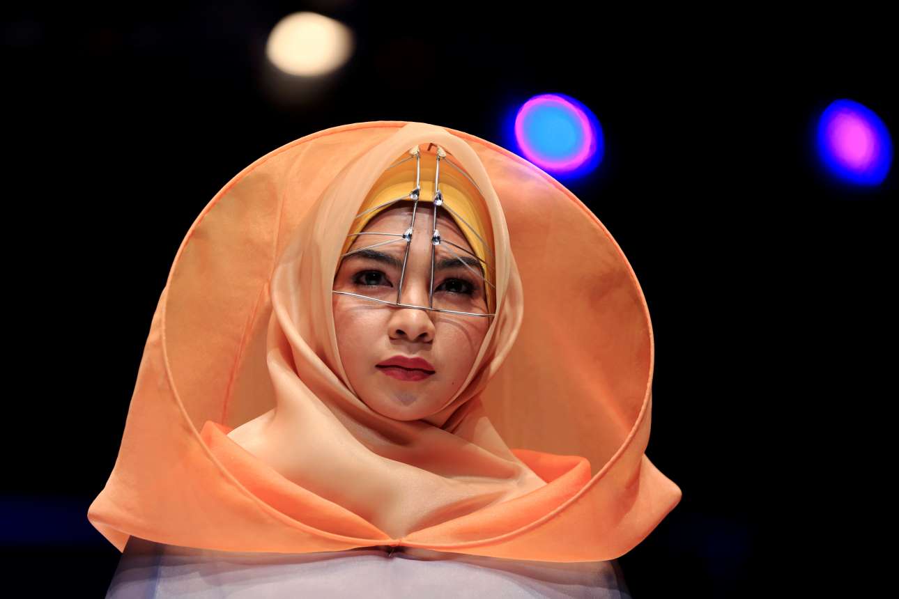 Πέμπτη, 19 Απριλίου, Ινδονησία. Μοντέλο παρουσιάζει μια δημιουργία του σχεδιαστή Σέρλι αλ Ζάχρα την πρώτη μέρα του φεστιβάλ μουσουλμανικής μόδας στη Τζακάρτα