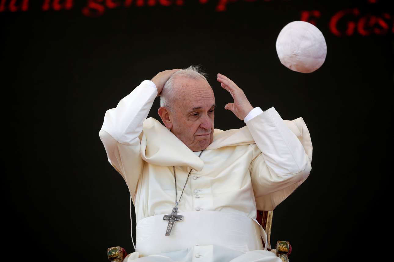 Παρασκευή, 20 Απριλίου, Ιταλία. Ο άνεμος με ένα φύσημα καταφέρνει να «κλέψει» το καπέλο του Πάπα Φραγκίσκου κατά την επίσκεψή του στο Αλεσάνο