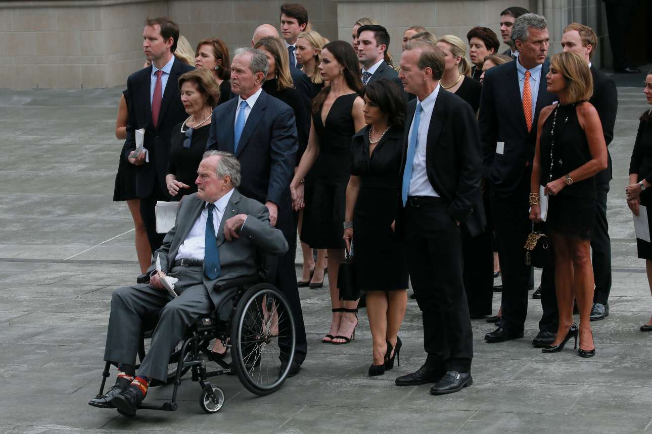 Σάββατο, 21 Απριλίου, ΗΠΑ. Δύο πρώην πρόεδροι των ΗΠΑ -ο 41ος, Τζορτζ Μπους ο πρεσβύτερος και ο 43ος, Τζορτζ Μπους ο νεότερος- και μια ολόκληρη φαμίλια, αποχαιρετούν στο Χιούστον την Μπάρμπαρα Μπους, γυναίκα ενός πλανητάρχη και μητέρα ενός δεύτερου