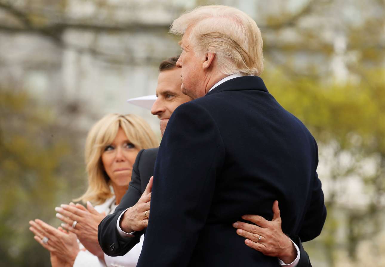 Ο Μακρόν αγκαλιάζει τον Τραμπ ενώ η Μπριζίτ τον χειροκροτεί. Ηταν μια πολύ ενθουσιώδης επίσημη υποδοχή ξένου ηγέτη στον Λευκό Οίκο