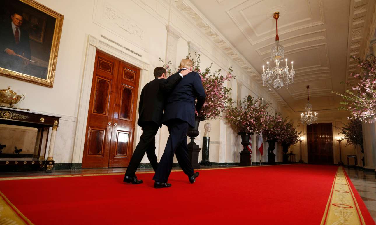 Μετά τη συνέντευξη Τύπου. Ο Εμανουέλ Μακρόν βαδίζει αγκαλιά με τον Ντόναλντ Τραμπ