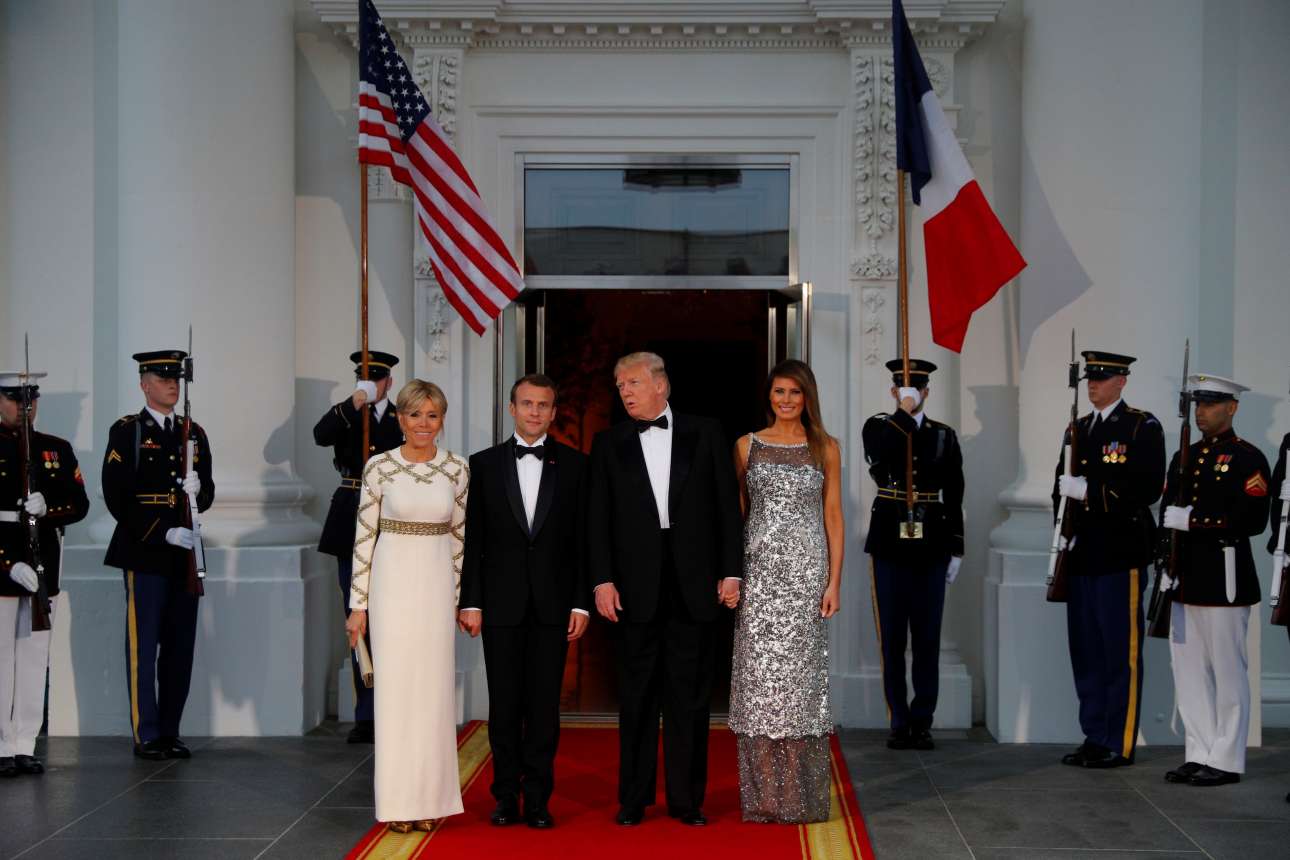 Η επίσημη φωτογραφία. Μπριζίτ Μακρόν, Εμανουέλ Μακρόν, Ντόναλντ Τραμπ και Μελάνια Τραμπ. Ο αμερικανός πρόεδρος σκύβει να πει κάτι στον γάλλο ομόλογό του