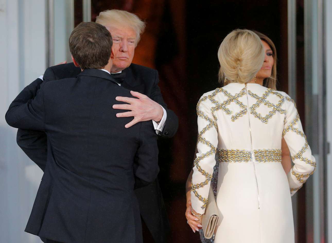Ο Ντόναλντ Τραμπ καλωσορίζει τους Μακρόν ξανά στον Λευκό Οίκο, αυτή τη φορά για το επίσημο δείπνο το βράδυ της Τρίτης