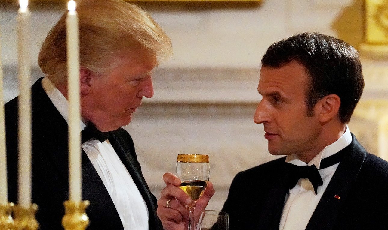 Ντόναλντ Τραμπ και Εμανουέλ Μακρόν στην πρόποση κατά τη διάρκεια του επίσημου δείπνου προς τιμήν του γάλλου προέδρου στον Λευκό Οίκο