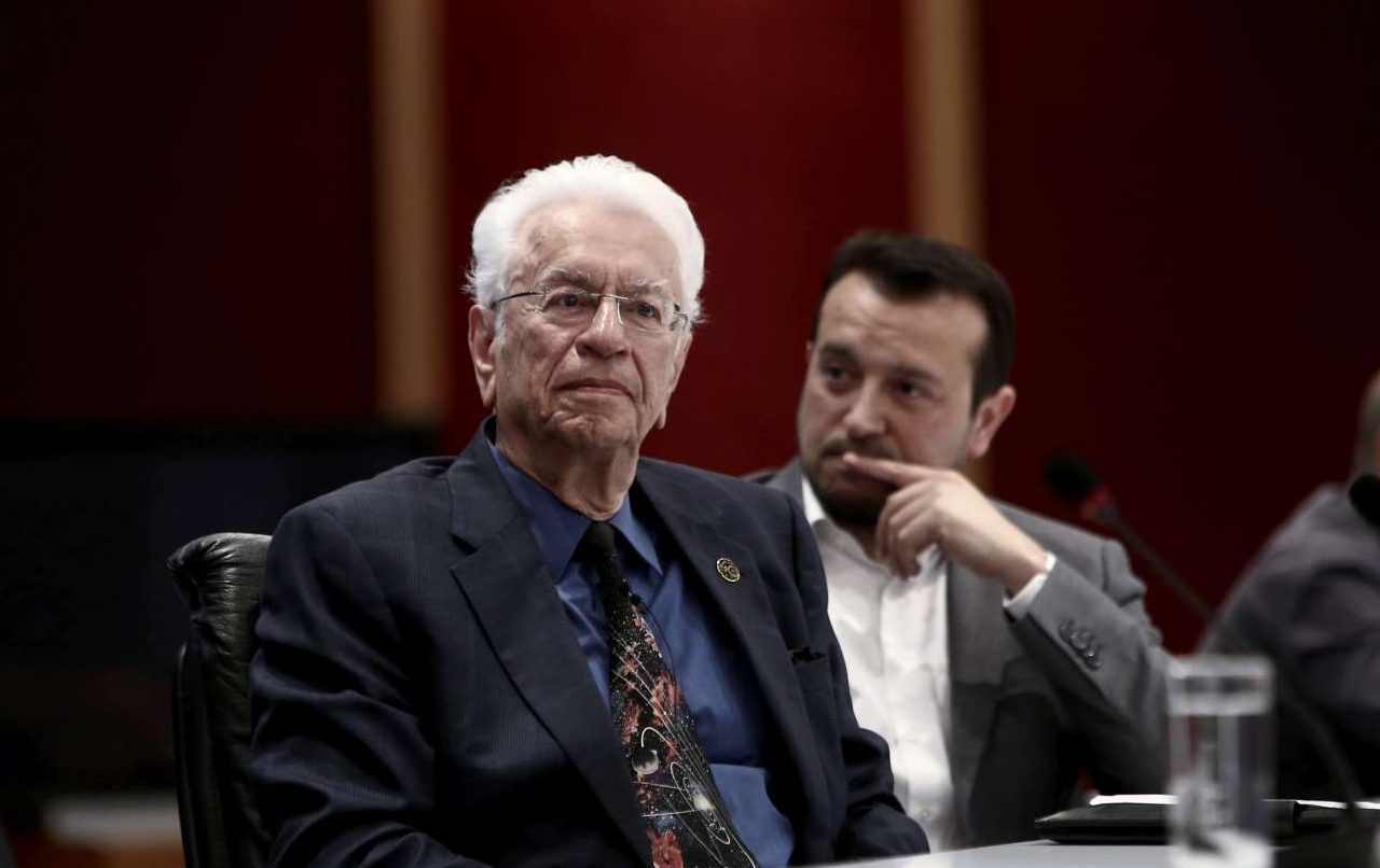 Ο Κριμιζής παραιτήθηκε καταγγέλλοντας τον… «τσάρο του Διαστήματος» του Παππά