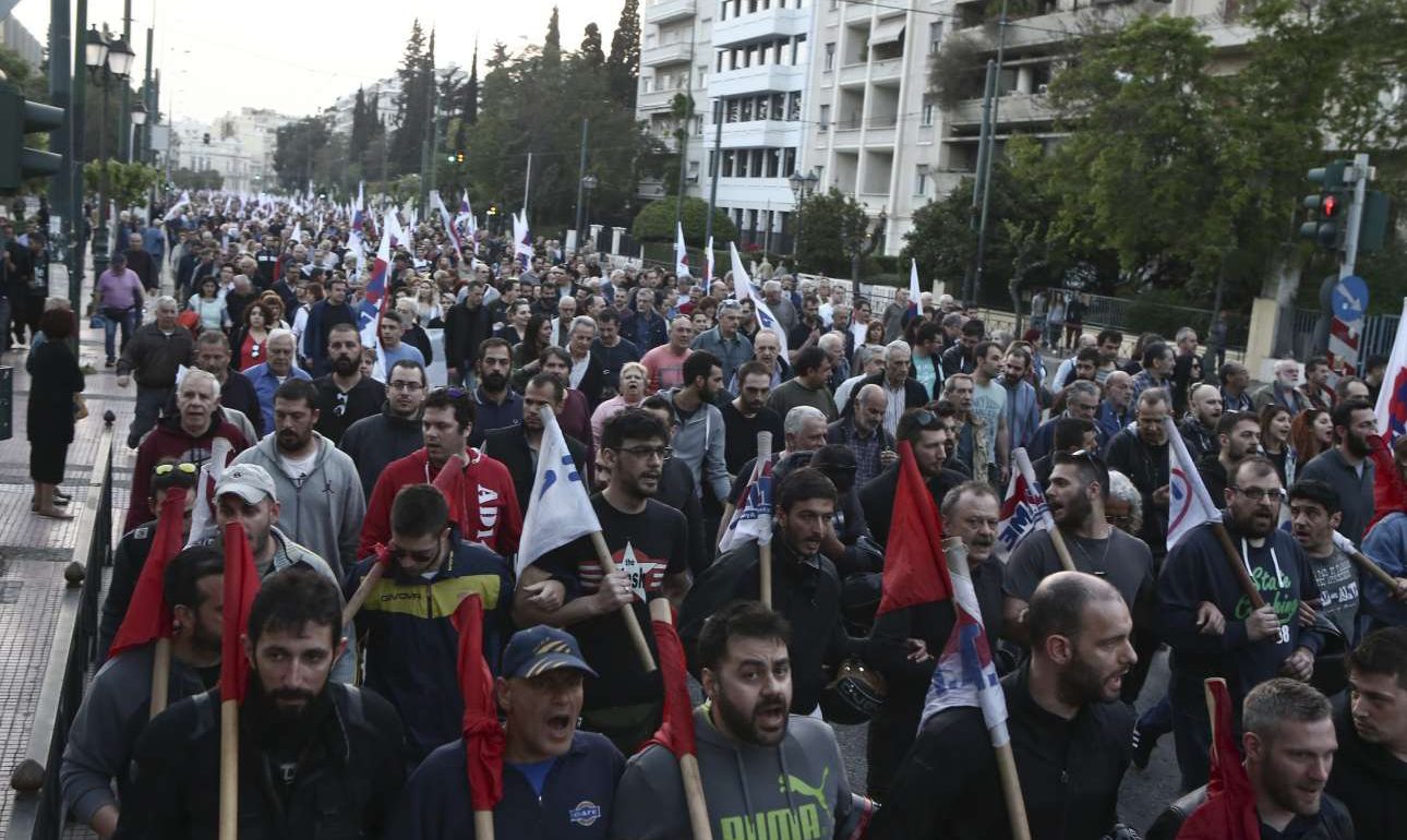 Επεισόδια στο αντιπολεμικό συλλαλητήριο στο κέντρο της Αθήνας – Εκαψαν σημαίες
