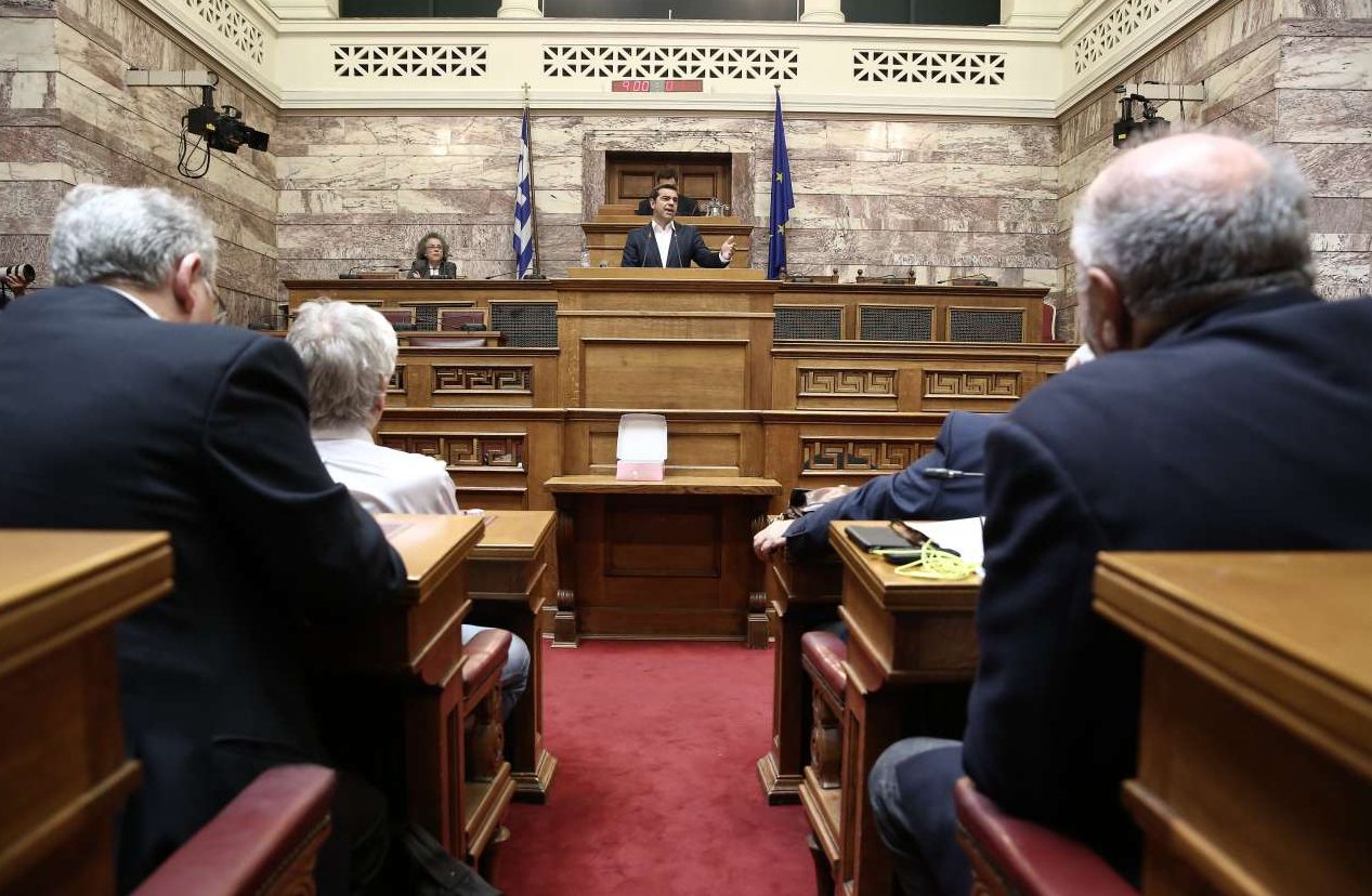 Ο Τσίπρας κούνησε και πάλι δυνατά τη σημαία της «καθαρής» εξόδου