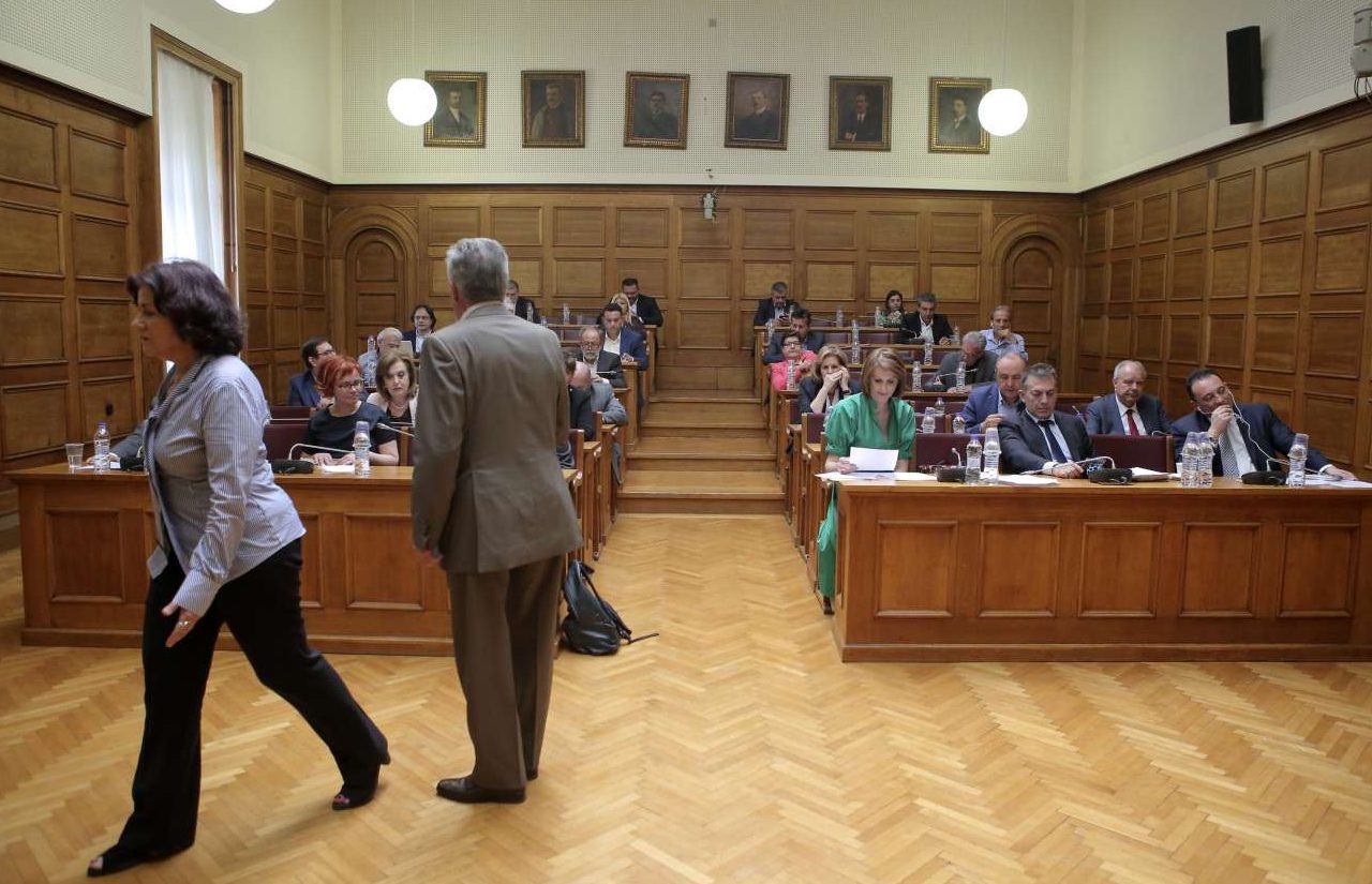 Στον ΣΥΡΙΖΑ ποντάρουν (πάλι) στα άλλα κόμματα και για την αναδοχή από ομόφυλα ζευγάρια