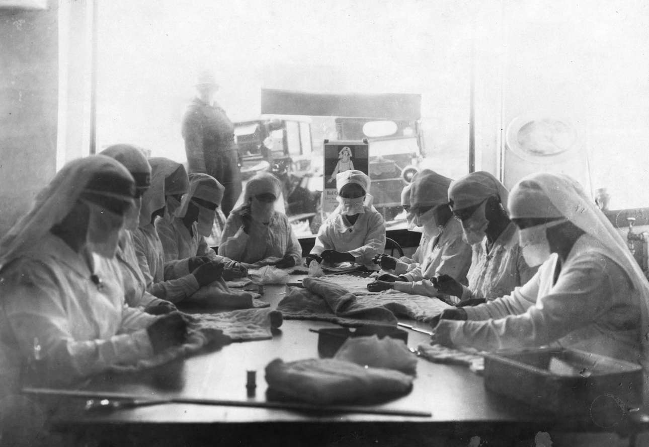 Πολεμώντας την πανδημία γρίπης στο Σιάτλ το 1918. Οι εργάτριες φορούν μάσκες σε ένα δωμάτιο του Ερυθρού Σταυρού