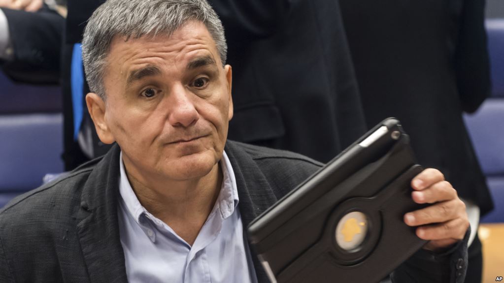 Η βόμβα Τσακαλώτου χάλασε το κυβερνητικό πάρτι με τον Γιούνκερ