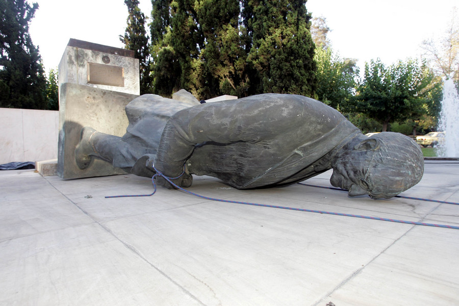 Τα βάσανα του ορειχάλκινου Τρούμαν δεν τελειώνουν ποτέ…