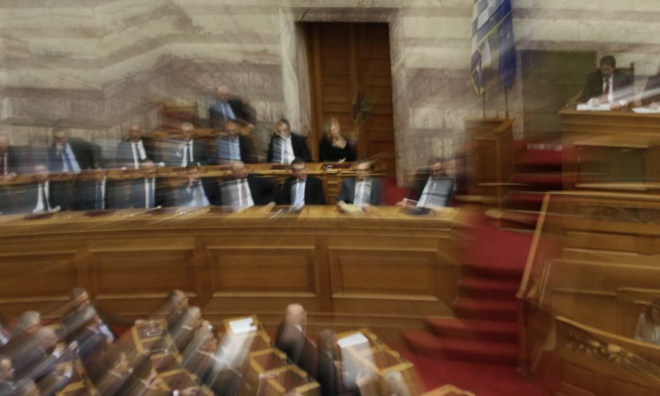 Επιστολή δέκα βουλευτών του ΣΥΡΙΖΑ κατά της αναδοχής από ομόφυλα ζευγάρια