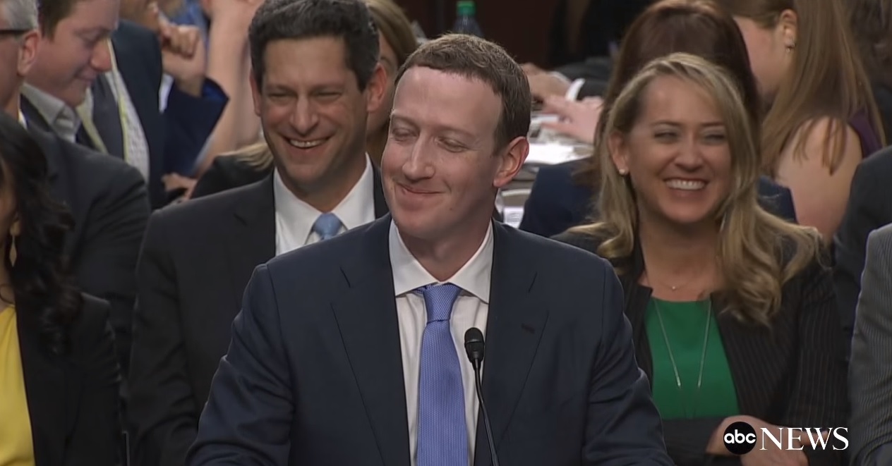 Facebookgate: Η (πιο) αμήχανη στιγμή της ανάκρισης Ζάκερμπεργκ