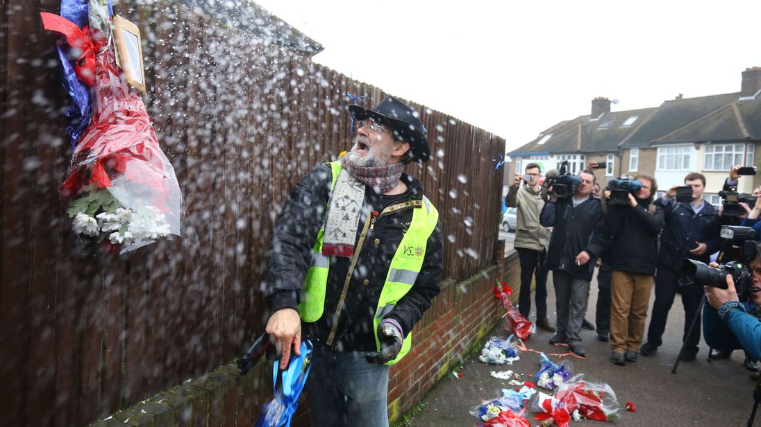 «Μην αφήνετε λουλούδια στη μνήμη του νεκρού ληστή»