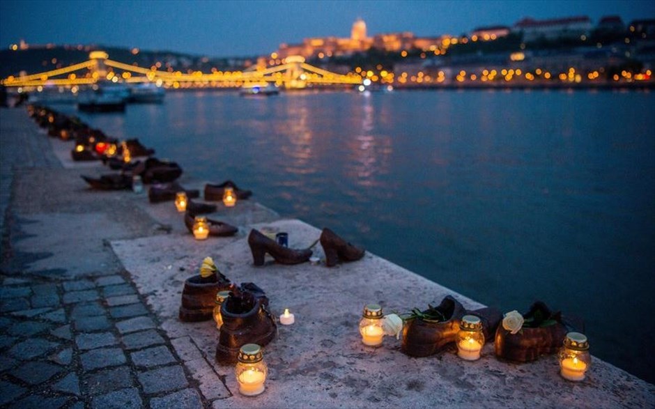Τρίτη, 17 Απριλίου, Βουδαπέστη. Αναμμένα κεριά έχουν τοποθετηθεί δίπλα στα παπούτσια, στις όχθες του Δούναβη στη Βουδαπέστη κατά την ημέρα μνήμης των θυμάτων του Ολοκαυτώματος. Το μνημείο των παπουτσιών δημιουργήθηκε προς τιμήν των 550.000 Ούγγρων Εβραίων που έχασαν τη ζωή τους το 1944-45 και κάνει αναφορά στο γεγονός πως πριν από την εκτέλεση τους ζητήθηκε να αποχωριστούν το πιο πολύτιμο πράγμα που είχαν επάνω τους, δηλαδή τα παπούτσια τους