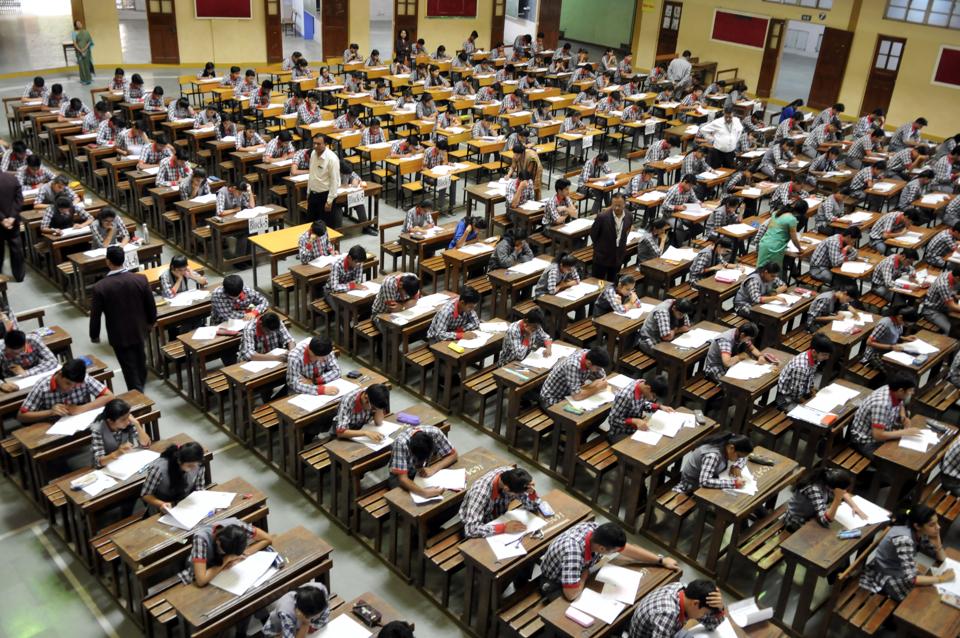 Στην Ινδία τα «σκονάκια» στις εξεταστικές είναι ολόκληρη επιστήμη