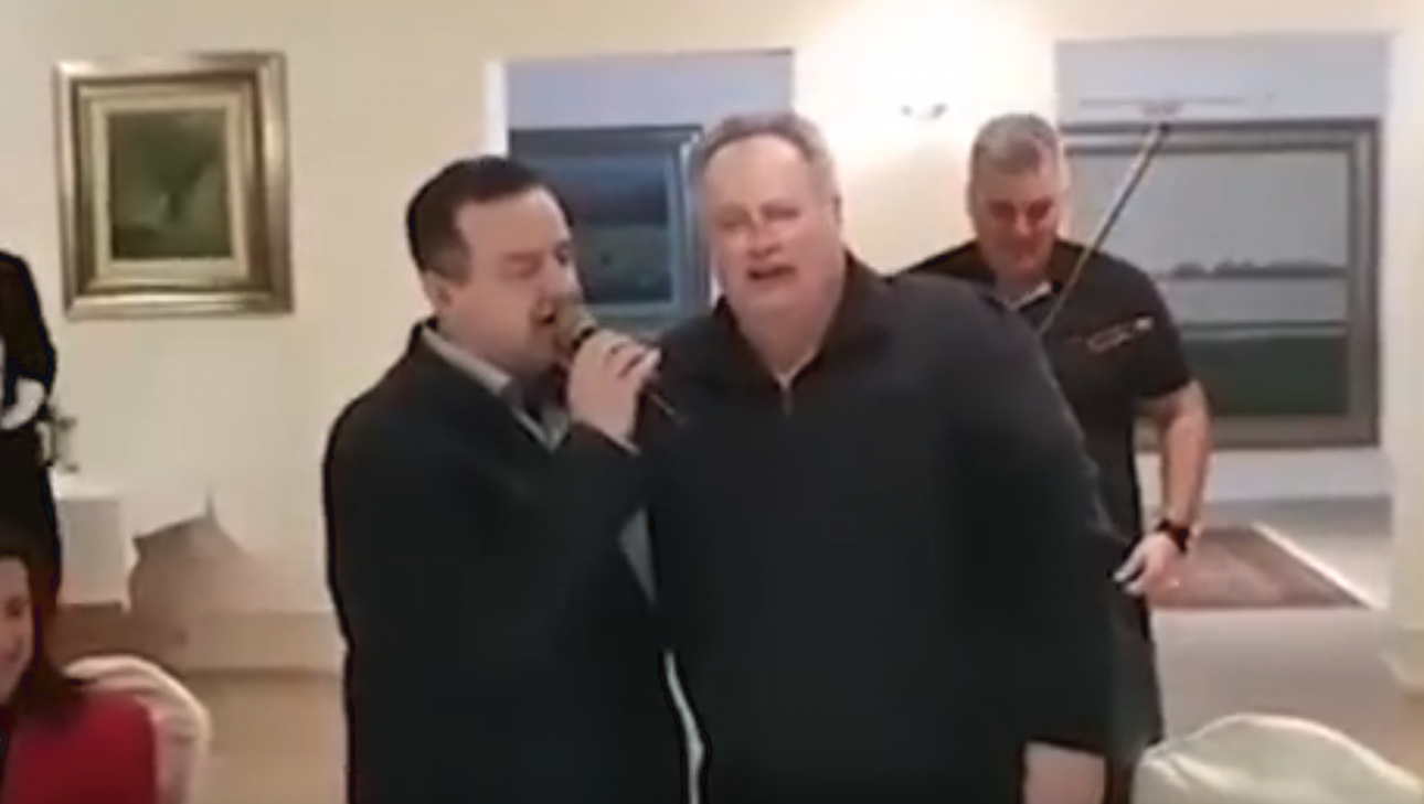 «Μη μου θυμώνεις μάτια μου» τραγούδησε ο σέρβος υπουργός Εξωτερικών στον Κοτζιά [video]