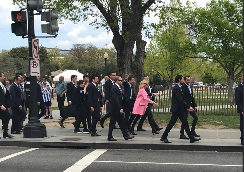 Play it again Sam: Οι Μακρόν έκαναν βόλτα εκτός πρωτοκόλλου (και) στην Ουάσινγκτον