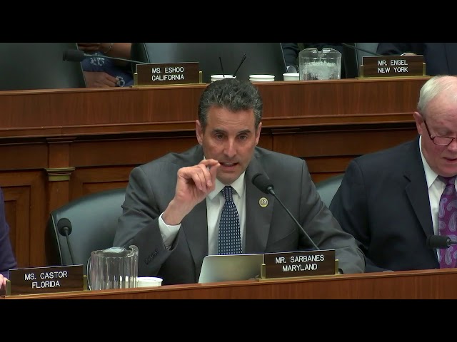 Ο ελληνοαμερικανός βουλευτής που «στρίμωξε» τον Μαρκ Ζάκερμπεργκ