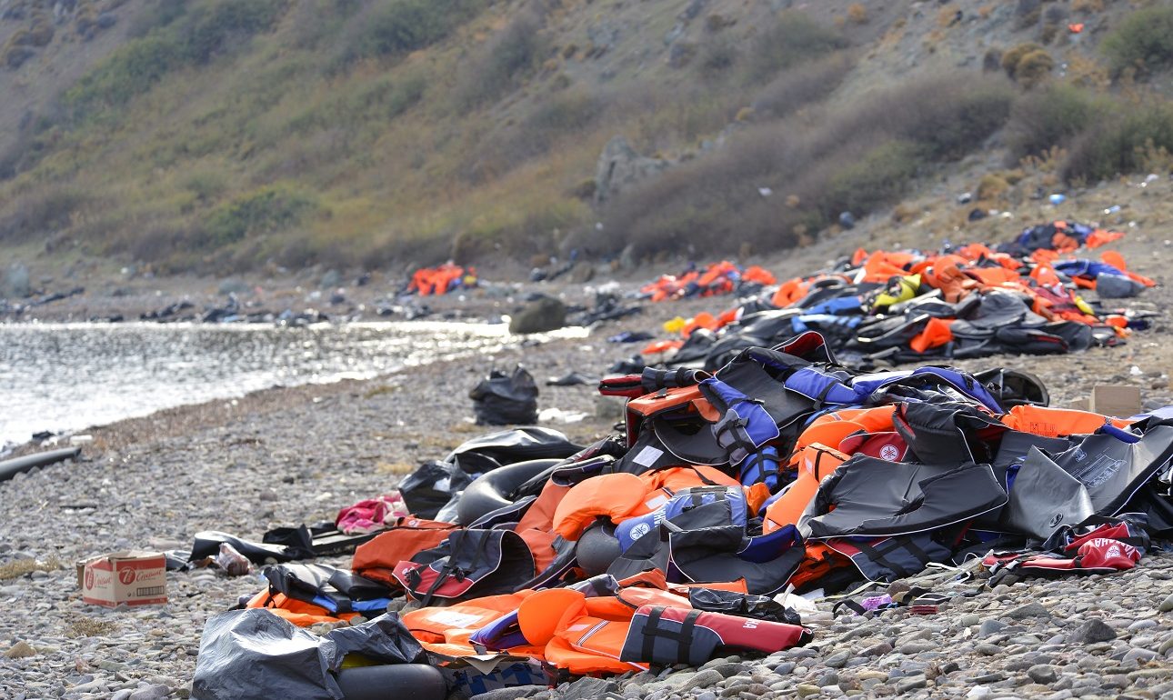 Πώς τα σωσίβια των προσφύγων δίνουν δουλειά στους… πρόσφυγες