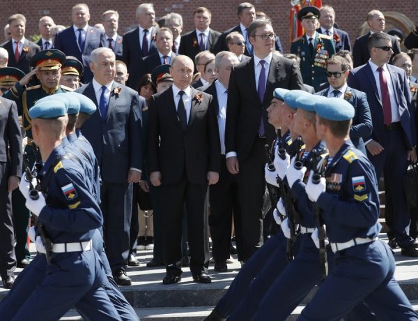 epaselect epa06721424 Russian President Vladimir Putin (C), Serbian President Aleksandar Vucic (R) and Israeli Prime Minister Benjamin Netanyahu (L) attend a wreath laying ceremony to the Tomb of the Unknown Soldier after the Victory Day parade in Moscow,Russia, 09 May 2018. Russia marks the 73rd anniversary of the victory over Nazi Germany in World War II. EPA/YURI KOCHETKOV