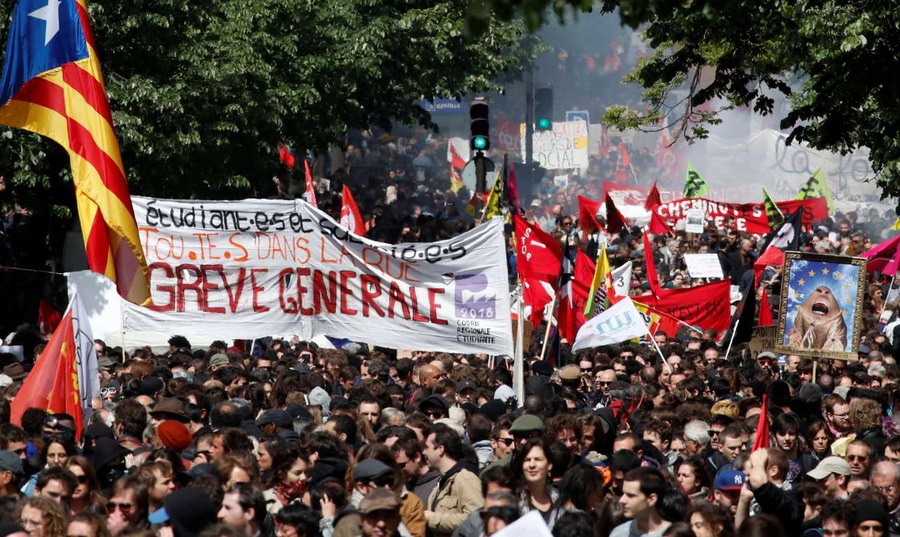 Συγκρούσεις μεταξύ Αστυνομίας και κουκουλοφόρων στο Παρίσι