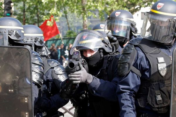 Οι γάλλοι αστυνομικοί έκαναν χρήση (πάρα πολλών) χημικών (REUTERS/Christian Hartmann)