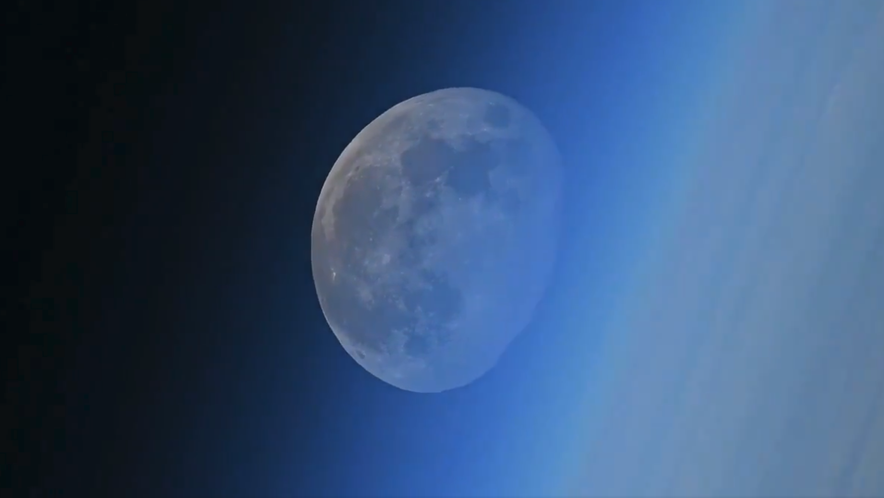 Το Φεγγάρι μας την ώρα που χάνεται