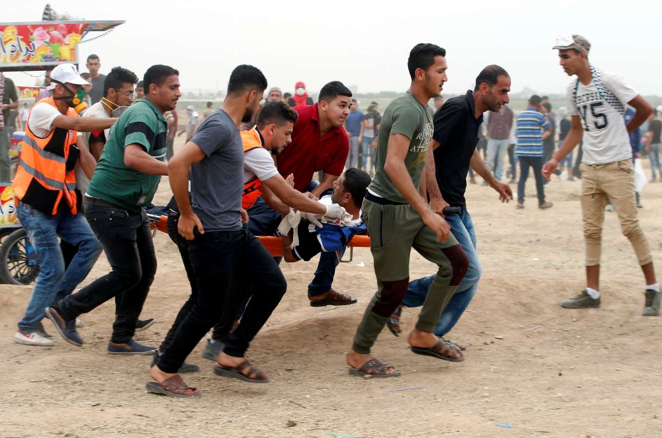 Αλλος ένας τραυματίας, ανάμεσα στους εκατοντάδες (REUTERS/Mohammed Salem)