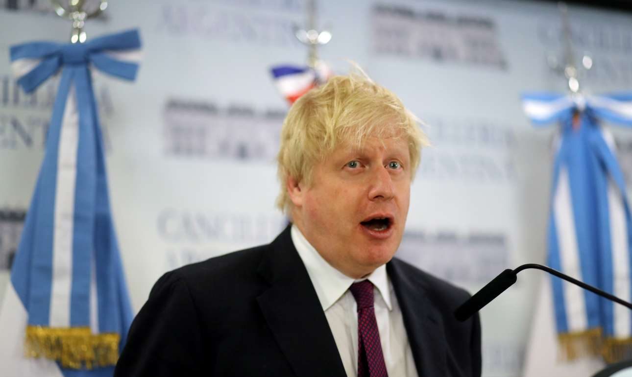 Γκάφα ολκής του Μπόρις Τζόνσον: Συζήτησε για διεθνείς σχέσεις με… ρώσο φαρσέρ