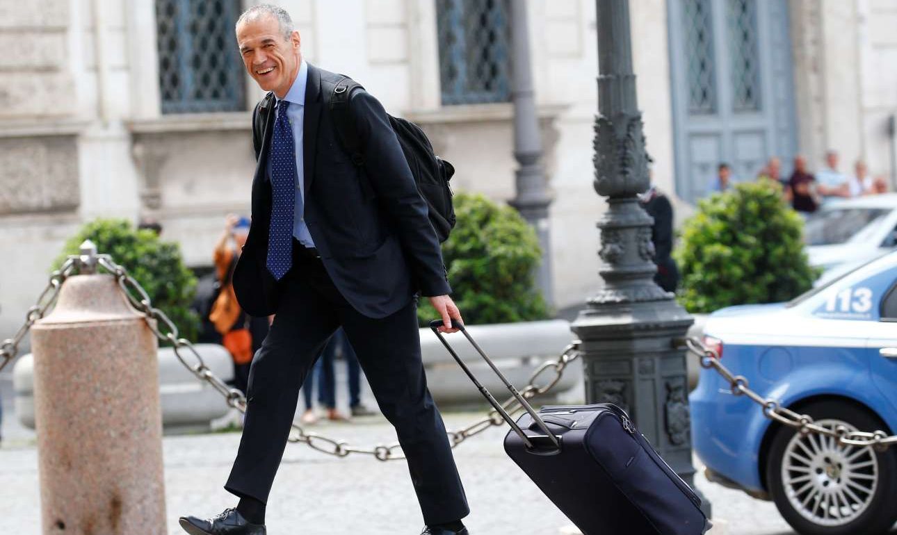Ιταλία: Κρίση με μηνύσεις – Ποιος είναι ο Κοταρέλι που πήρε εντολή σχηματισμού κυβέρνησης