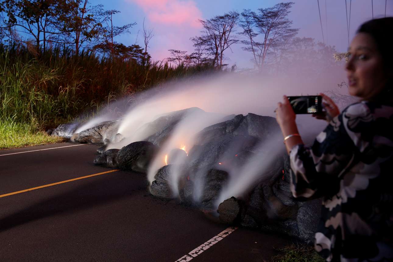 Τρίτη, 29 Μαΐου, Χαβάη. Γυναίκα φωτογραφίζει τη λάβα που καταπίνει δρόμους στην περιοχή Pahoa της Χαβάης