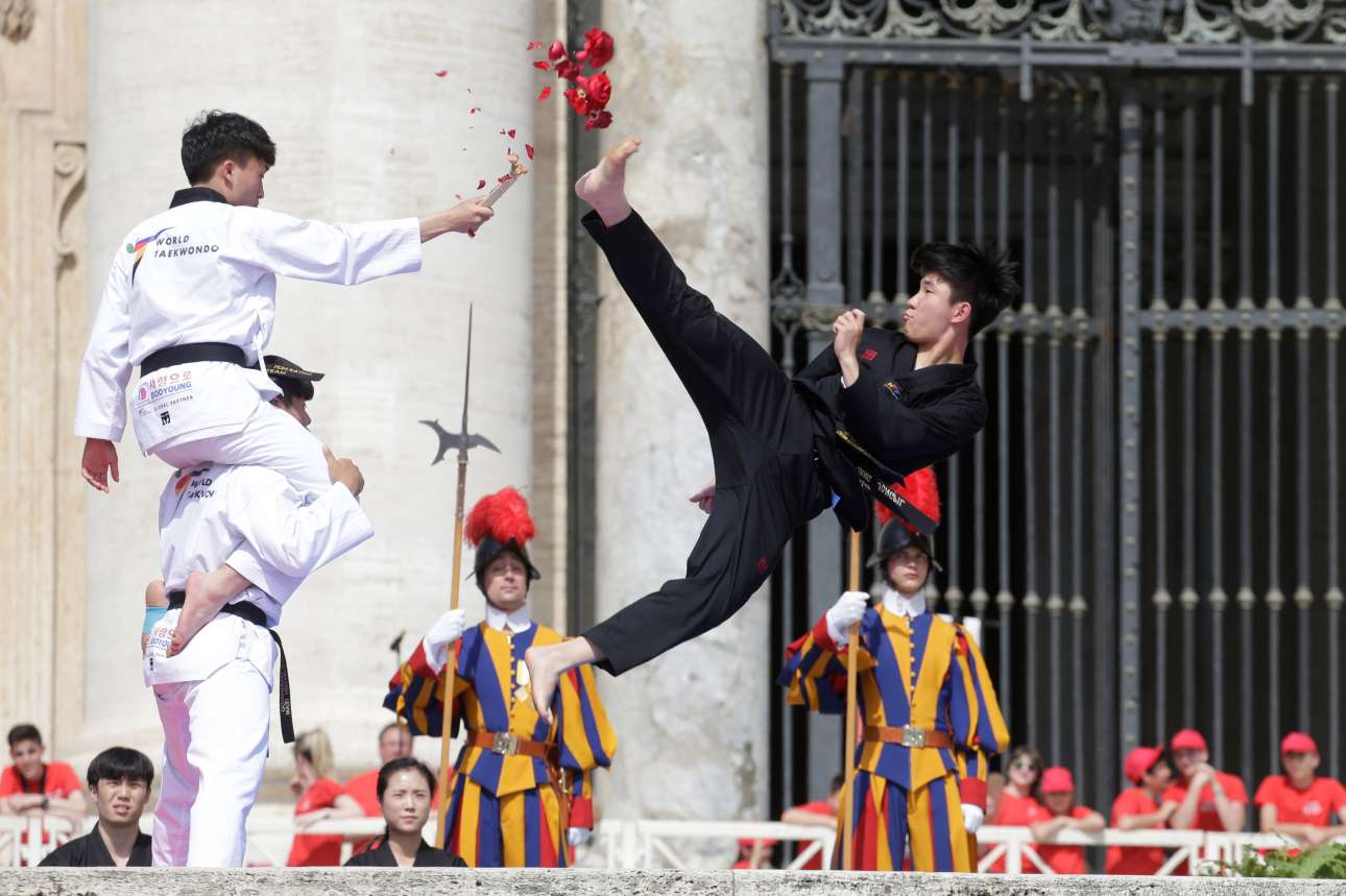 Τετάρτη, 30 Μαΐου, Ιταλία. Αθλητές του Τάε Κβον Ντο κατά τη διάρκεια επίδειξης στην πλατεία του Αγίου Πέτρου στο Βατικανό