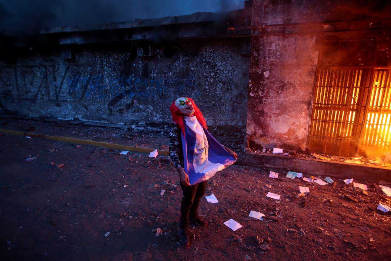 Πέμπτη, 31 Μαΐου, Νικαράγουα. Νεαρός με τρομακτική μάσκα κλόουν συμμετέχει σε συγκρούσεις με τις αστυνομικές δυνάμεις, στο περιθώριο αντικυβερνητικών διαδηλώσεων στη Μανάγουα