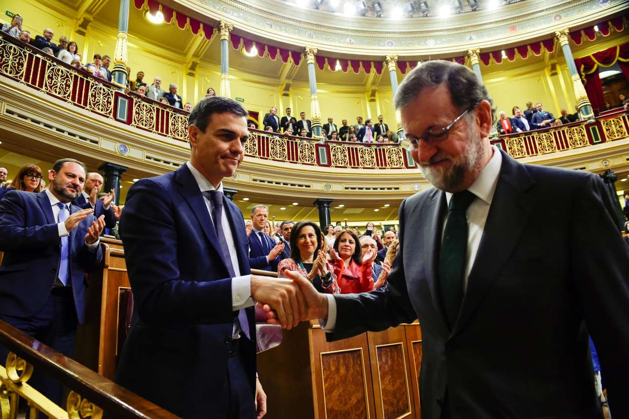 Παρασκευή, 1 Ιουνίου, Ισπανία. Ο νέος πρωθυπουργός της Ισπανίας Πέδρο Σάντσεθ χαιρετάει τον Μαριάνο Ραχόι έπειτα από την υπερψήφιση από το ισπανικό κοινοβούλιο της πρότασης μομφής κατά του δεύτερου