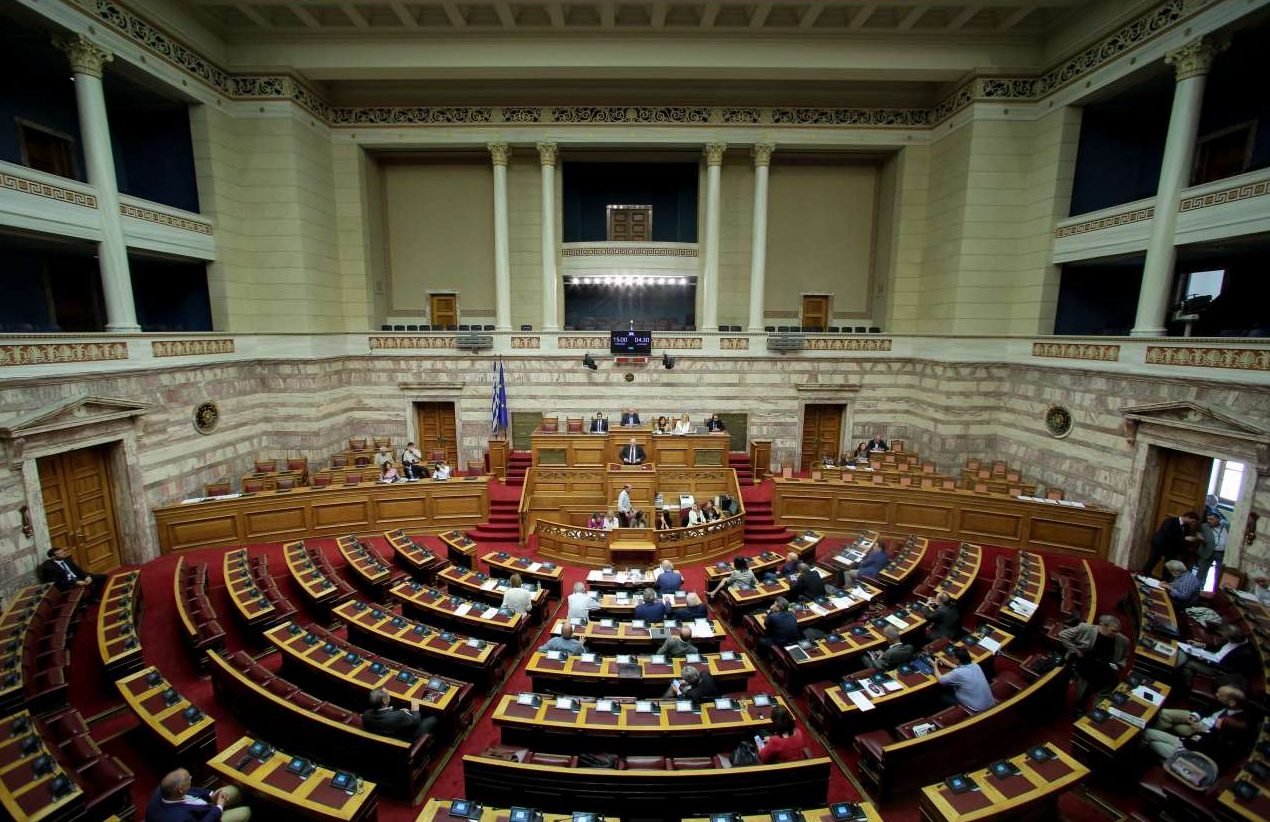 Πέρασε με ευρεία πλειοψηφία η αναδοχή από ομόφυλα ζευγάρια